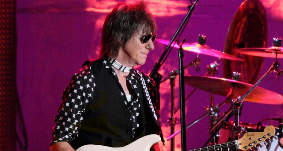 Jeff Beck se tornou famoso ao entrar na banda - Foto: Reprodução/Twitter @jeffbeckmusic