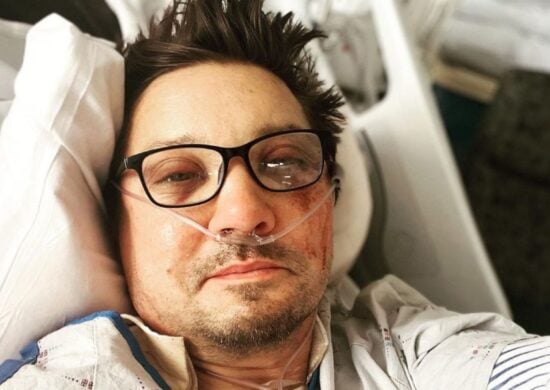 Jeremy Renner teve uma das pernas atingidas por uma máquina de remover neve - Foto: Reprodução/Instagram @jeremyrenner