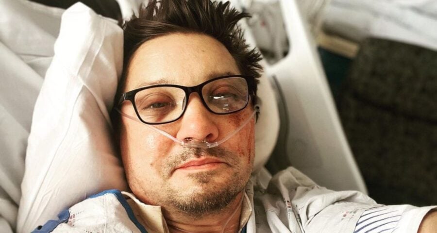 Jeremy Renner teve uma das pernas atingidas por uma máquina de remover neve - Foto: Reprodução/Instagram @jeremyrenner