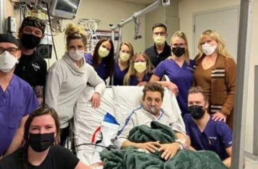 Jeremy Renner compartilhou a foto com equipe do hospital - Foto: Reprodução/Stories Instagram @jeremyrenner