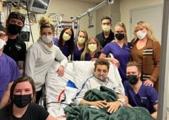 Jeremy Renner compartilhou a foto com equipe do hospital - Foto: Reprodução/Stories Instagram @jeremyrenner