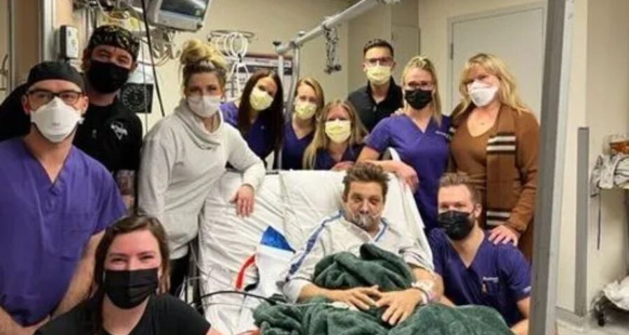 Jeremy Renner compartilhou a foto com equipe do hospital - Foto: Reprodução/Stories Instagram @jeremyrenner