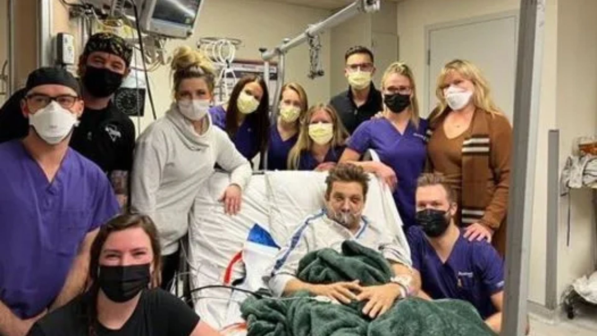 Jeremy Renner compartilhou a foto com equipe do hospital - Foto: Reprodução/Stories Instagram @jeremyrenner
