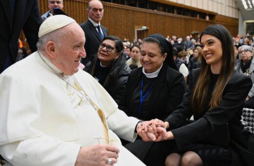 Papa Francisco e a Miss Brasil Mundo no Vaticano - Foto: Reprodução/Instagram @letticiafrota