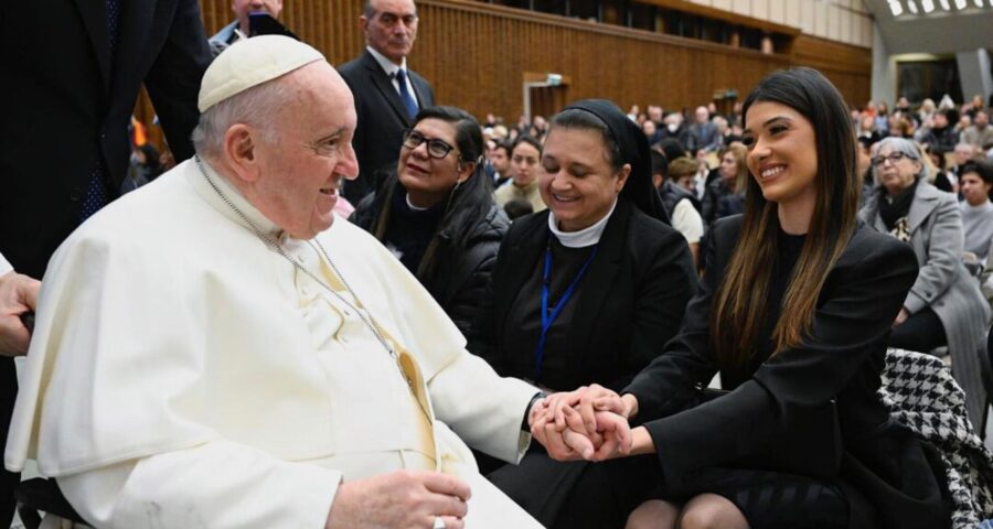 Papa Francisco e a Miss Brasil Mundo no Vaticano - Foto: Reprodução/Instagram @letticiafrota