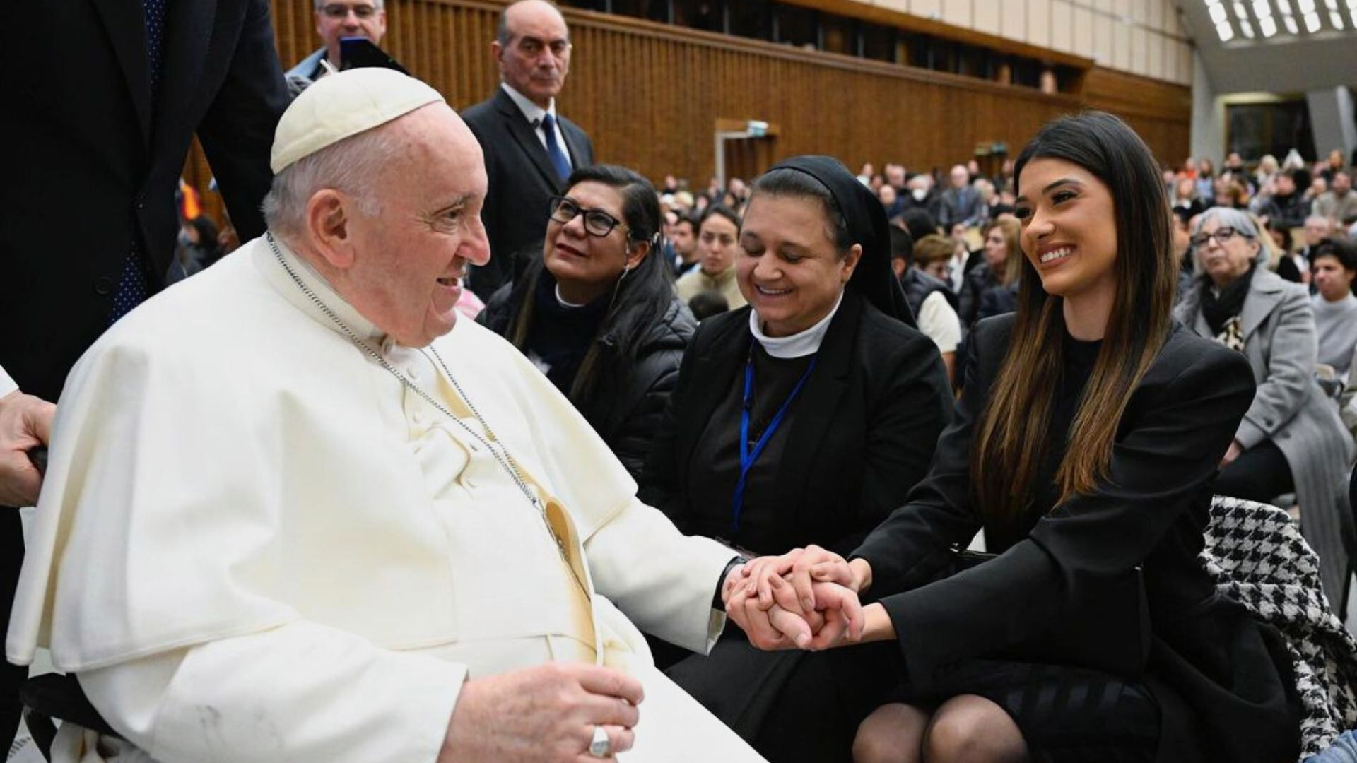 Amazonense Letícia Frota, Miss Brasil Mundo, encontra com o Papa Francisco