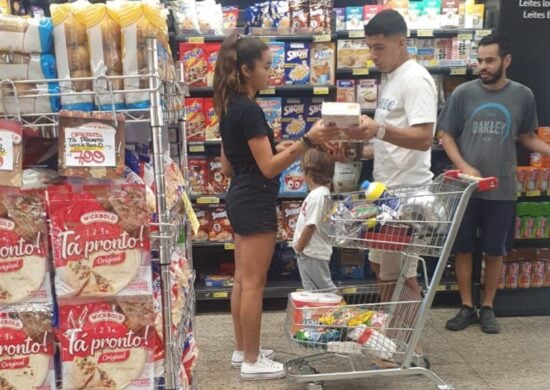 Luis Suárez fazendo compras em mercado - Foto: Reprodução/Twitter @GremioTimeLine