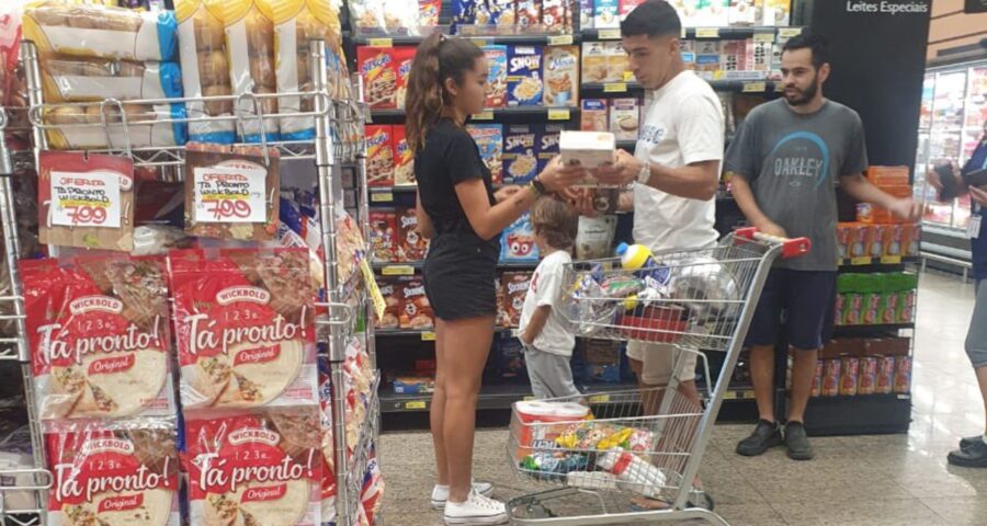 Luis Suárez fazendo compras em mercado - Foto: Reprodução/Twitter @GremioTimeLine