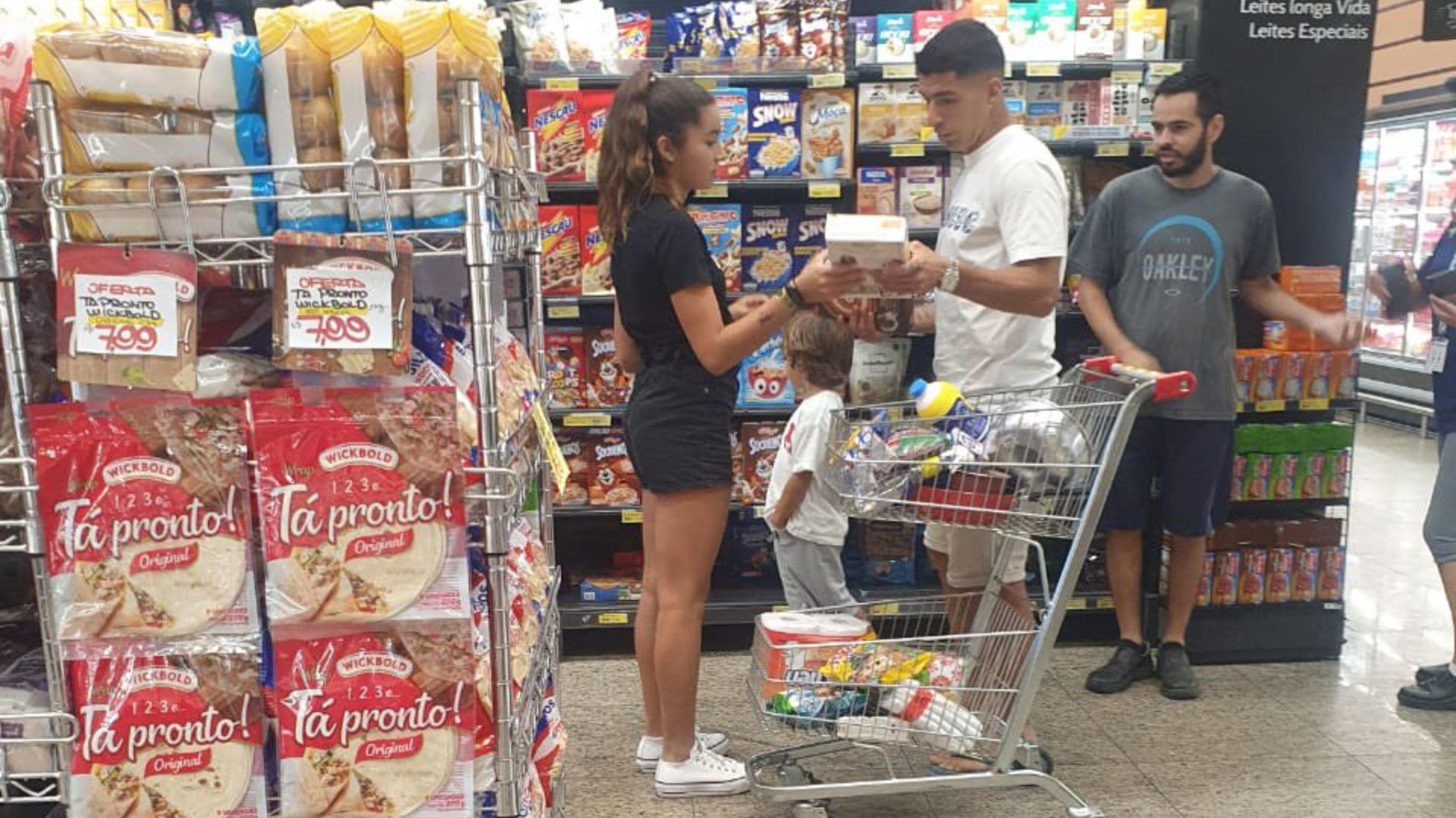 Luis Suárez fazendo compras em mercado - Foto: Reprodução/Twitter @GremioTimeLine