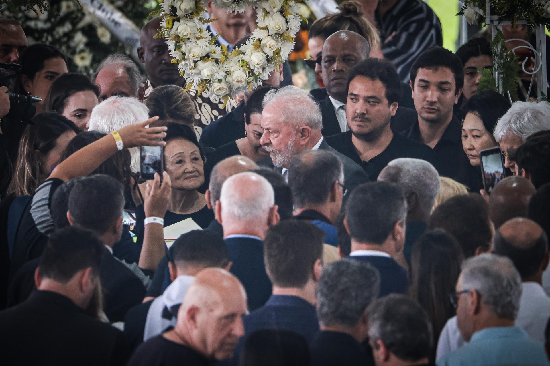 Lula visita velório de Pelé e presta homenagem em Santos-SP