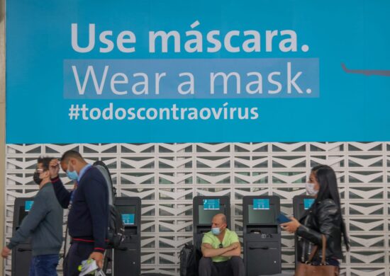 OMS recomenda uso de máscaras contra nova variante da Covid-19 durante viagem