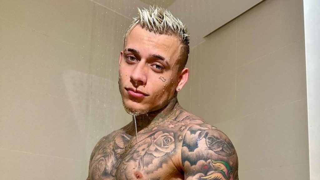 Pedrinho divulgou dois cliques em que surge debaixo do chuveiro, deixando em destaque seu corpo todo tatuado - Foto: Reprodução/Instagram/@mcpedrinhooficial