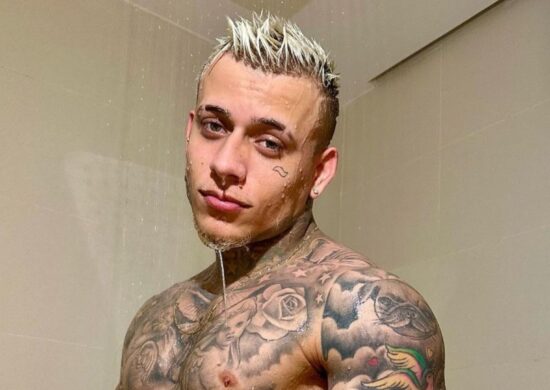 Pedrinho divulgou dois cliques em que surge debaixo do chuveiro, deixando em destaque seu corpo todo tatuado - Foto: Reprodução/Instagram/@mcpedrinhooficial