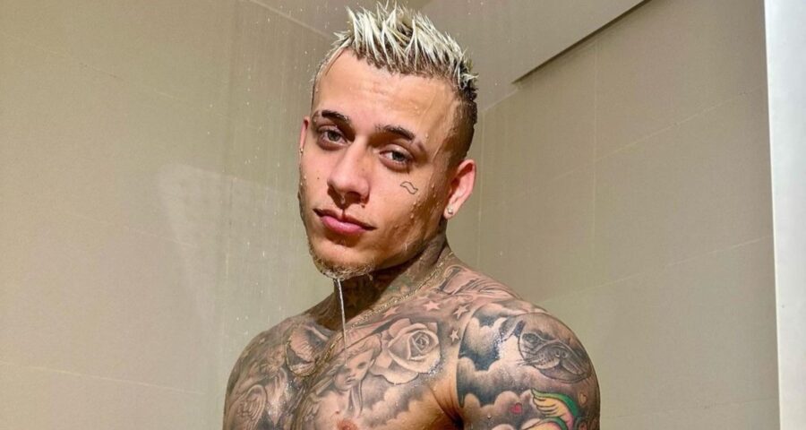 Pedrinho divulgou dois cliques em que surge debaixo do chuveiro, deixando em destaque seu corpo todo tatuado - Foto: Reprodução/Instagram/@mcpedrinhooficial