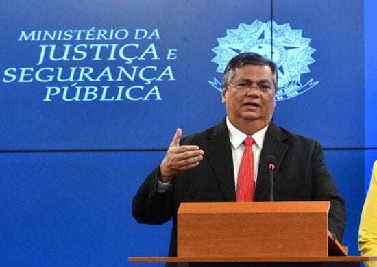 O ministro, Flávio Dino, anunciou nesta segunda (24), a transferência de 13 presos do sistema prisional do estado do Amazonas, para presídios federais. - Foto: Reprodução/Twitter @flaviodino