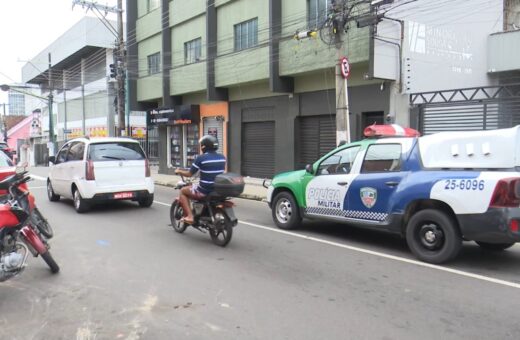 Homem morre e irmã fica ferida após serem baleados em um restaurante, em Manaus