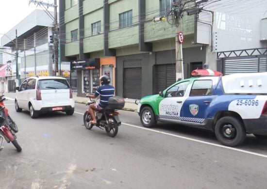 Homem morre e irmã fica ferida após serem baleados em um restaurante, em Manaus