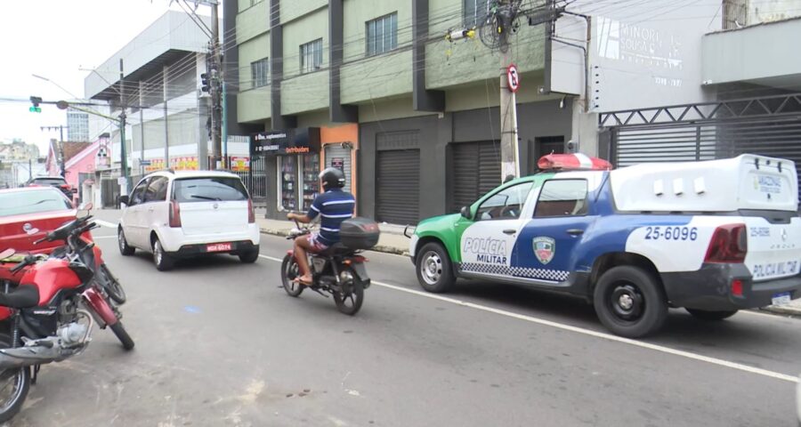 Homem morre e irmã fica ferida após serem baleados em um restaurante, em Manaus