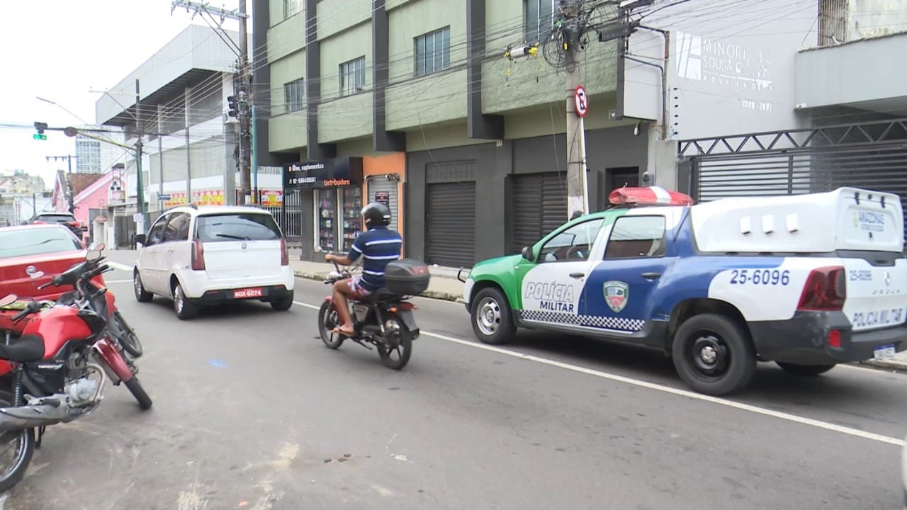 Homem morre e irmã fica ferida após serem baleados em um restaurante, em Manaus
