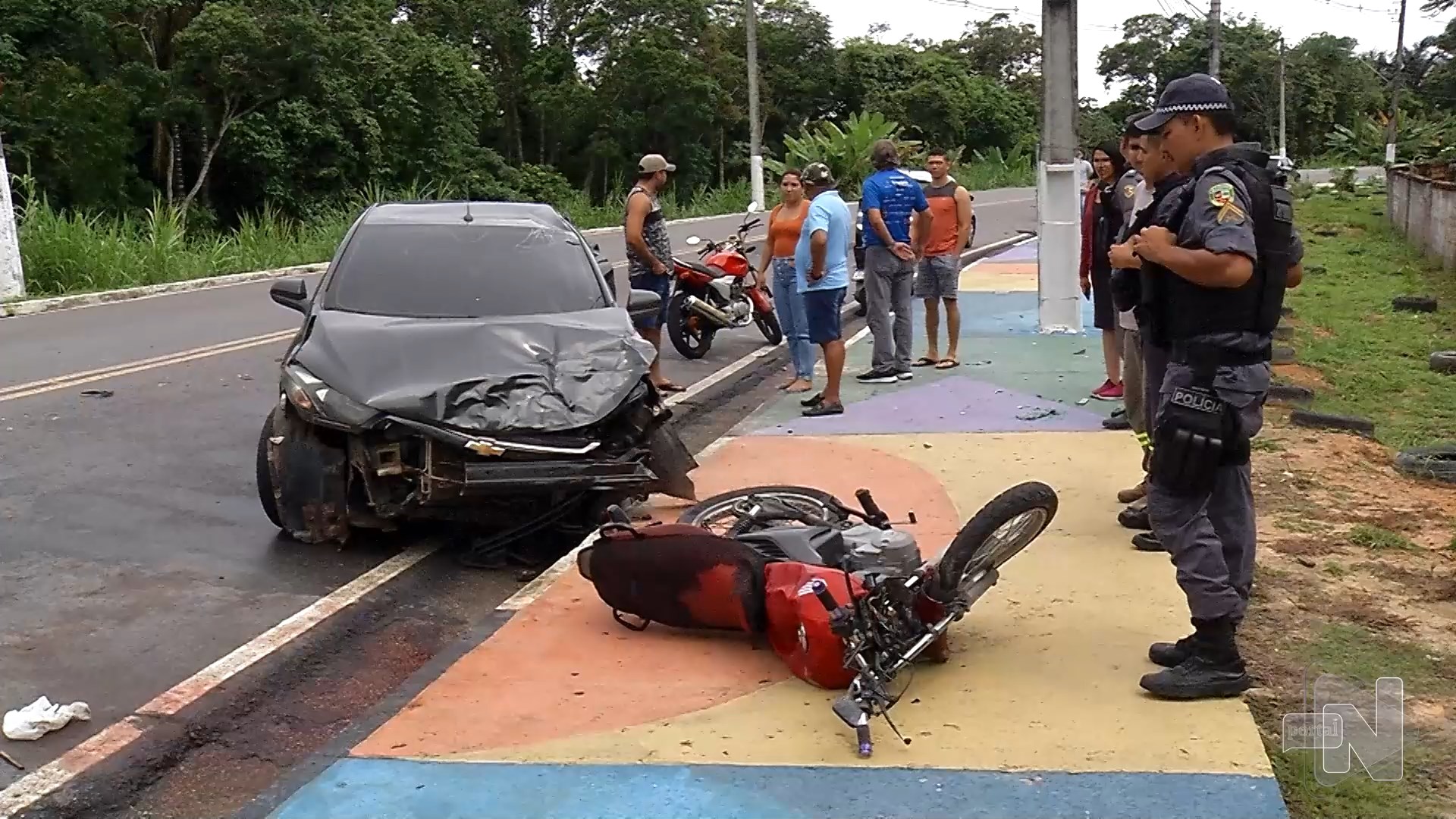 Motorista perde controle do carro e atropela motociclistas em Manaus