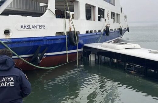 ônibus cai em lago Veículo municipal embarcava em uma balsa para atravessar o lago - Foto: Reprodução/Twitter@bizmalatyaliyaz