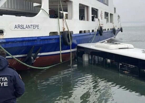 ônibus cai em lago Veículo municipal embarcava em uma balsa para atravessar o lago - Foto: Reprodução/Twitter@bizmalatyaliyaz