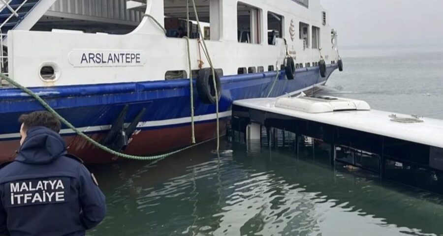 ônibus cai em lago Veículo municipal embarcava em uma balsa para atravessar o lago - Foto: Reprodução/Twitter@bizmalatyaliyaz