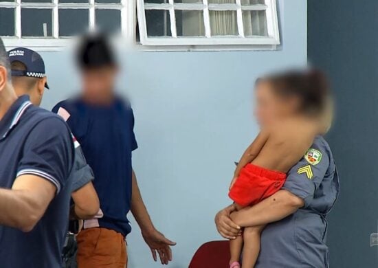 Pai e companheiro são presos consumindo drogas com criança em Manaus