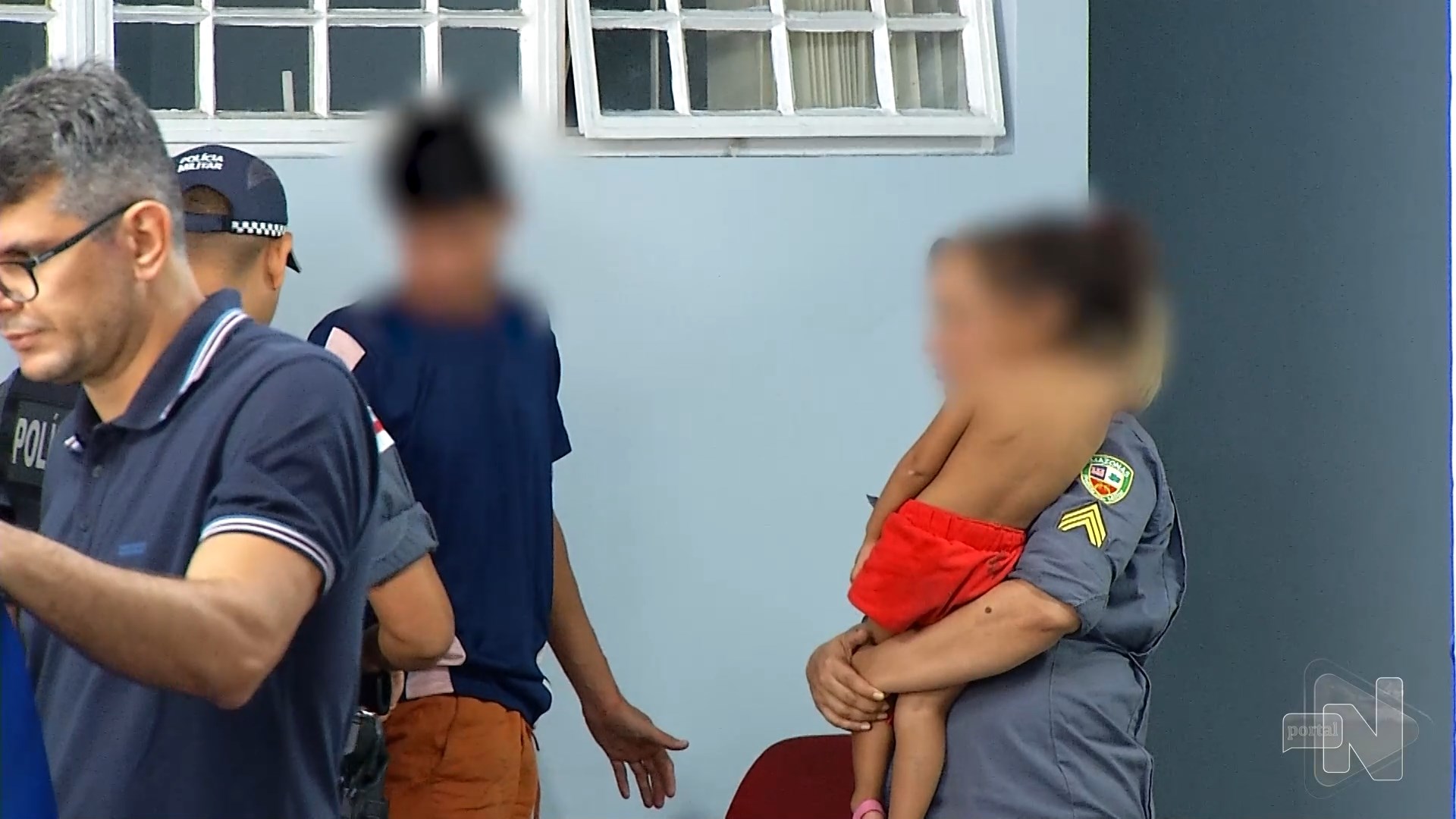Pai e companheiro são presos consumindo drogas com criança em Manaus