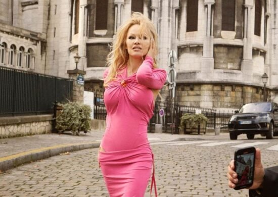 Pamela Anderson confirmou que o projeto estava em andamento - Foto: Reproducao/Instagram @pamelaanderson