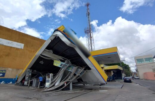 Carreta perde controle e destrói posto de combustíveis em Manaus