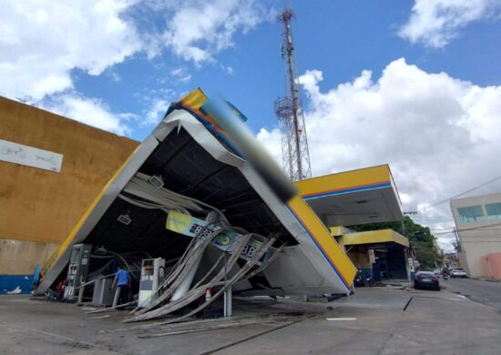 Carreta perde controle e destrói posto de combustíveis em Manaus