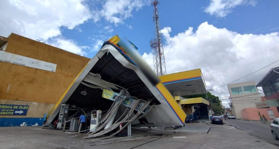 Carreta perde controle e destrói posto de combustíveis em Manaus