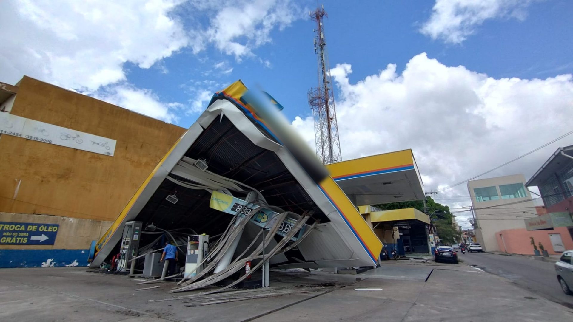 Carreta perde controle e destrói posto de combustíveis em Manaus