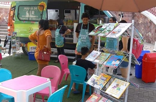 Projeto 'mania de ler' incentiva crianças ao hábito da leitura em Manaus