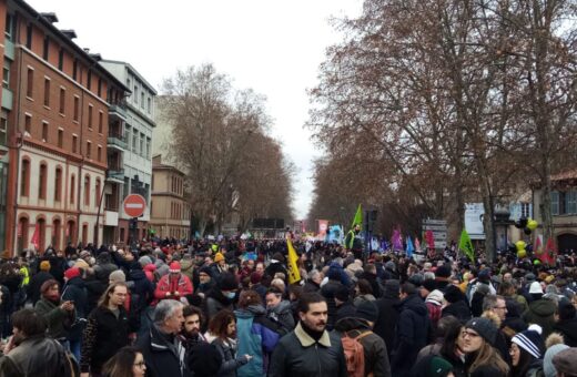 Protestos na França devem reunir mais de 1,2 milhão de pessoas, estimam organizadores - Foto: Reprodução/Twitter @PoingLeveTlse