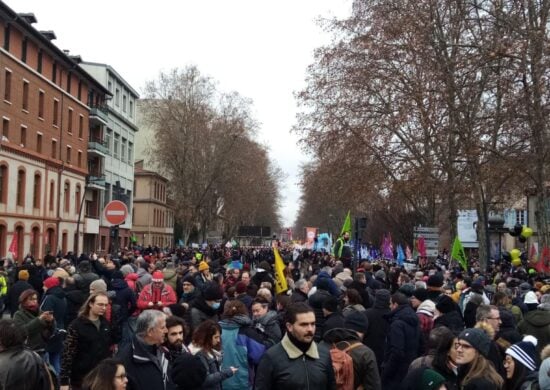 Protestos na França devem reunir mais de 1,2 milhão de pessoas, estimam organizadores - Foto: Reprodução/Twitter @PoingLeveTlse