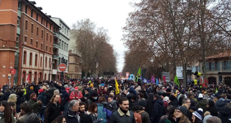 Protestos na França devem reunir mais de 1,2 milhão de pessoas, estimam organizadores - Foto: Reprodução/Twitter @PoingLeveTlse