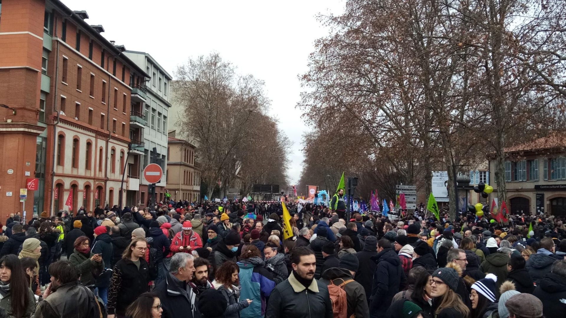 Protestos na França devem reunir mais de 1,2 milhão de pessoas, estimam organizadores - Foto: Reprodução/Twitter @PoingLeveTlse