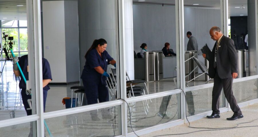 Terceirização de serviços de limpeza estão em alta no pós-pandemia, segundo estudo - Foto: Fábio Rodrigues Pozzebom/Agência Brasil