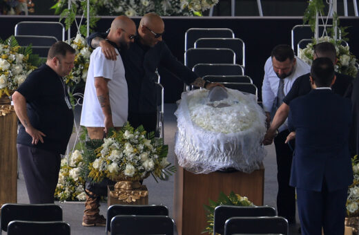 Velório de Pelé: Edinho, filho do Rei, durante funeral do pai na Vila Belmiro nesta segunda-feira (2) - Foto: Marcello Zambrana/Agência AGIF/Estadão Conteúdo