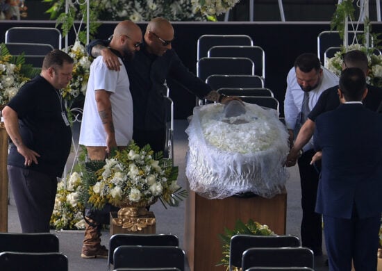 Velório de Pelé: Edinho, filho do Rei, durante funeral do pai na Vila Belmiro nesta segunda-feira (2) - Foto: Marcello Zambrana/Agência AGIF/Estadão Conteúdo