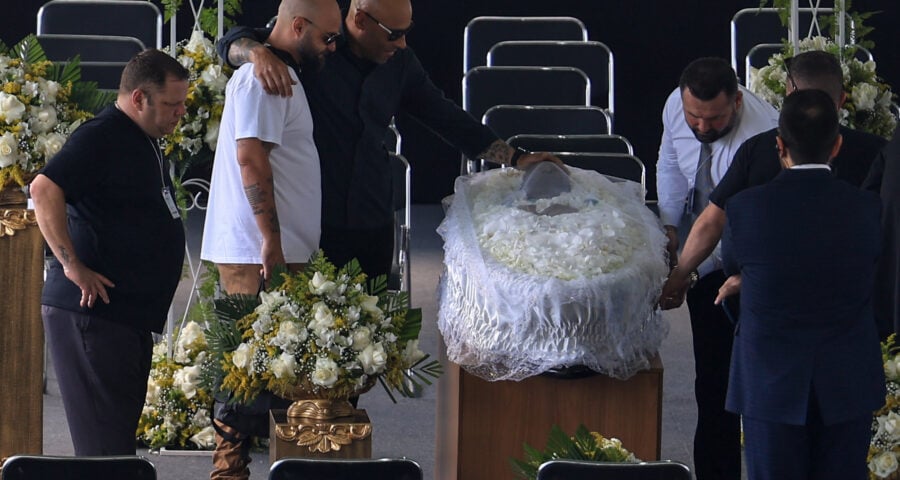 Velório de Pelé: Edinho, filho do Rei, durante funeral do pai na Vila Belmiro nesta segunda-feira (2) - Foto: Marcello Zambrana/Agência AGIF/Estadão Conteúdo