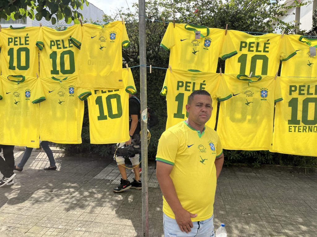 Velório de Pelé: muitos aproveitam para vender camisas da Seleção com número 10 nos arredores da Vila Belmiro - Foto: Mabi Barros/Portal Norte
