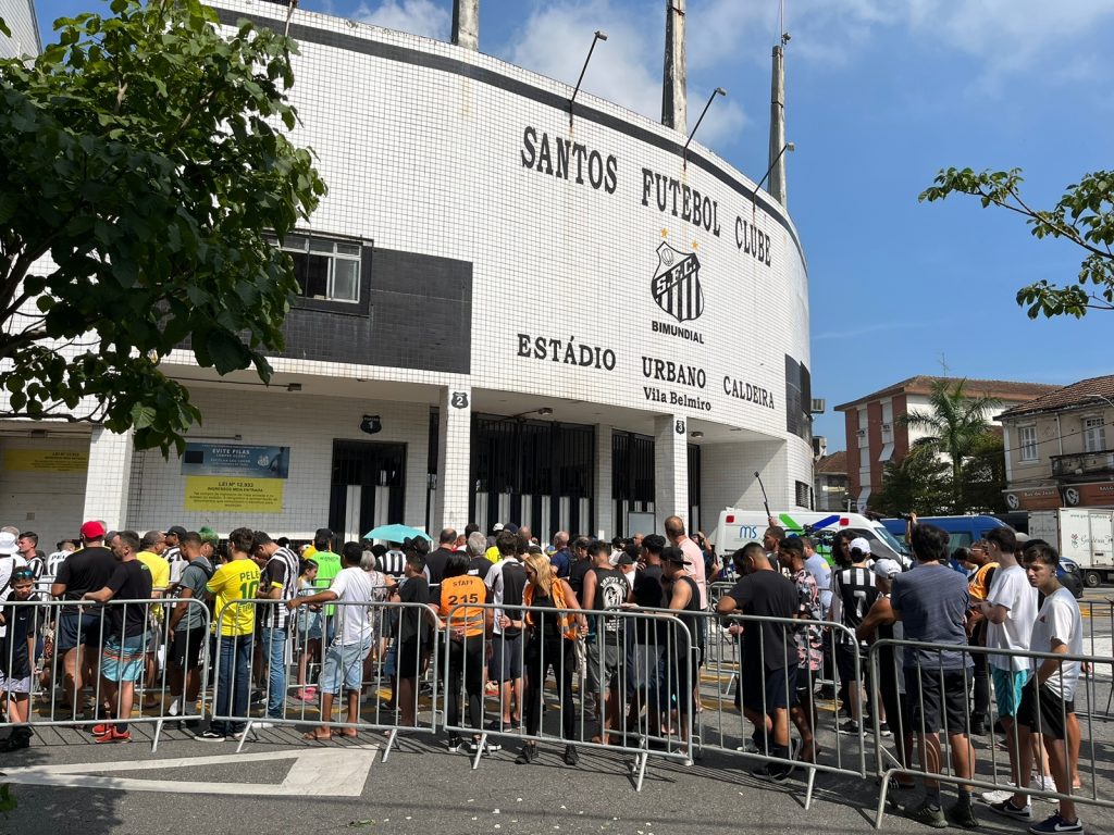 Velório de Pelé: público aguarda para se despedir do Rei, na Vila Belmiro, em SP - Foto: Mabi Barros/Portal Norte