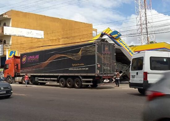 Carreta derruba cobertura de posto de combustíveis na Zona Sul de Manaus 