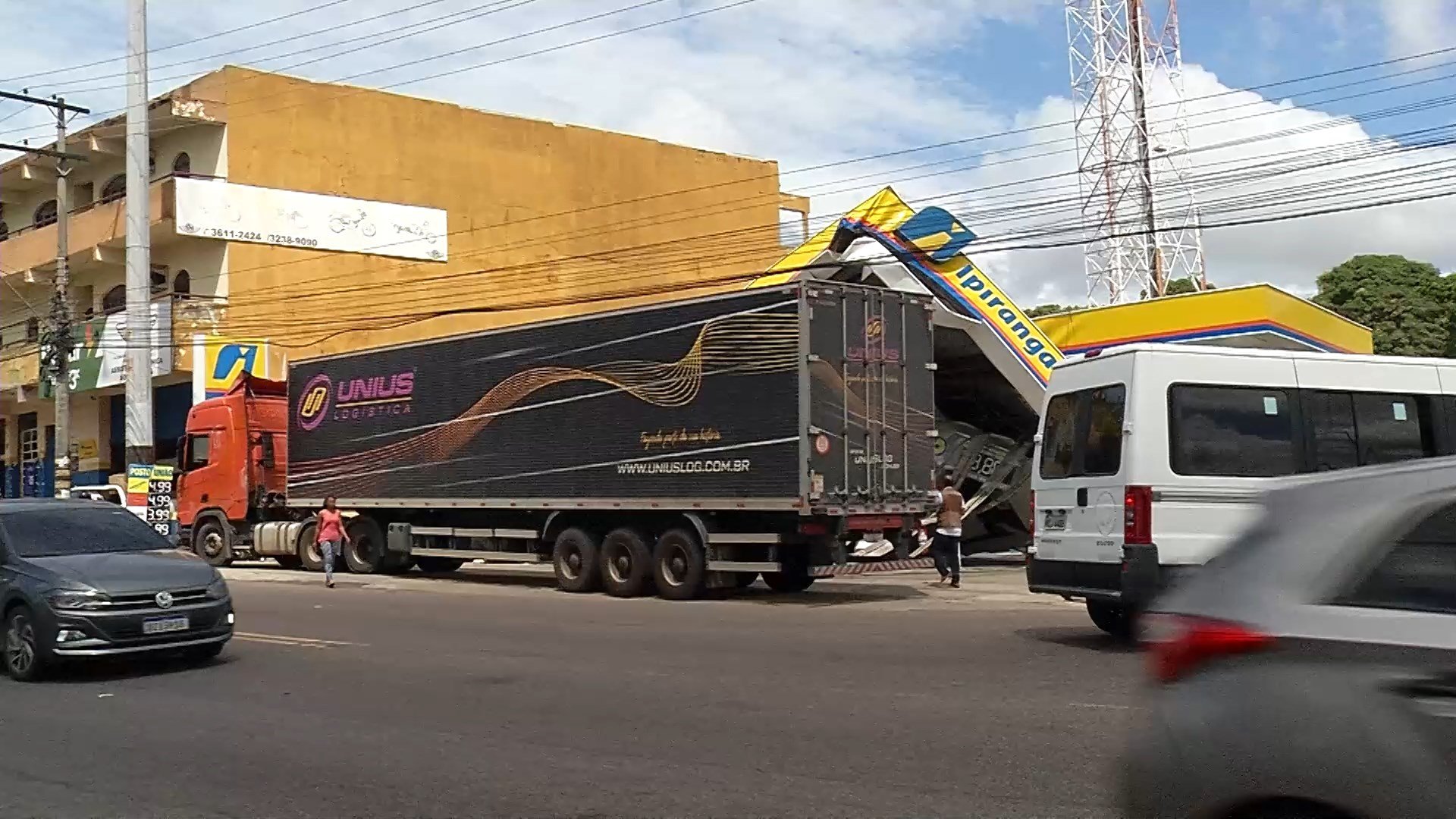 Carreta derruba cobertura de posto de combustíveis na Zona Sul de Manaus 