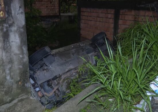 Carro modelo Chevrolet Montana capota em ladeira na Zona Norte de Manaus