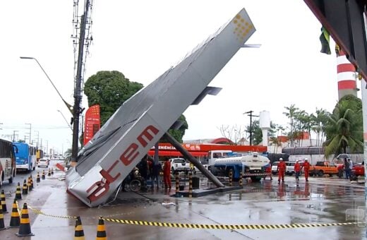 Cobertura de posto de combustíveis desaba na Zona Norte de Manaus