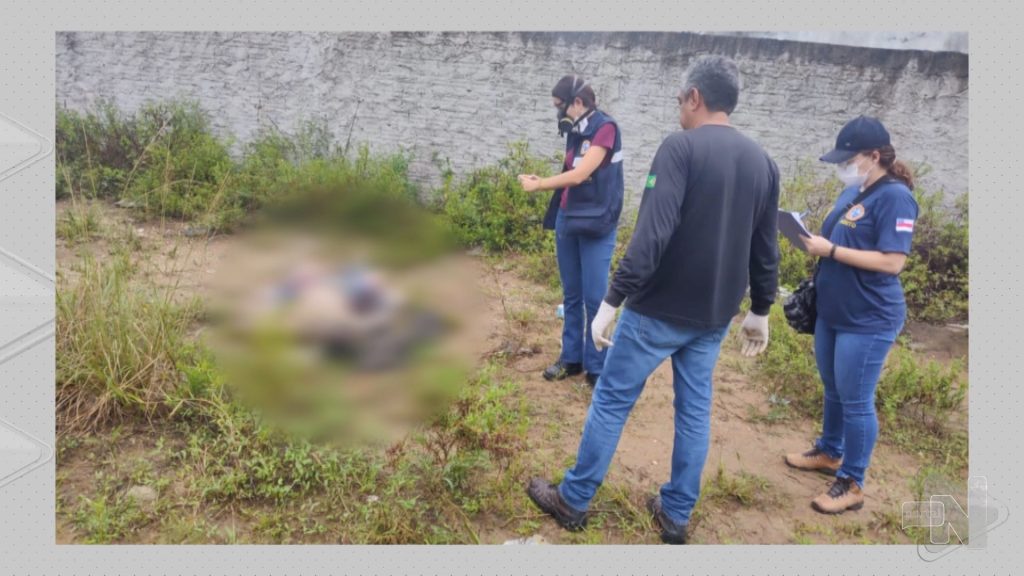 Suspeitos em carro jogam corpo em terreno baldio da Zona Norte de Manaus